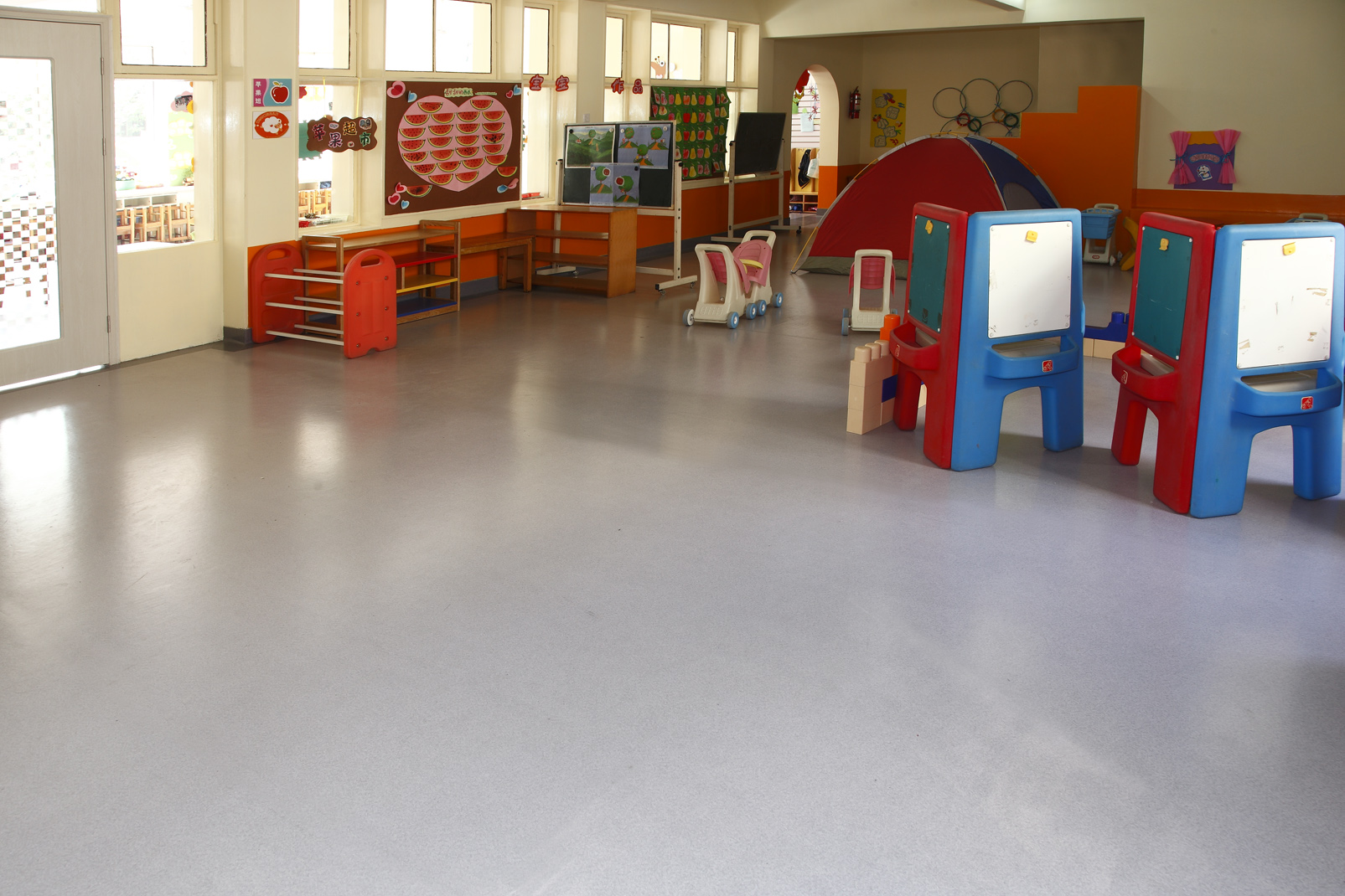 幼兒園塑膠地板需要滿(mǎn)足的條件？【騰方PVC地板】