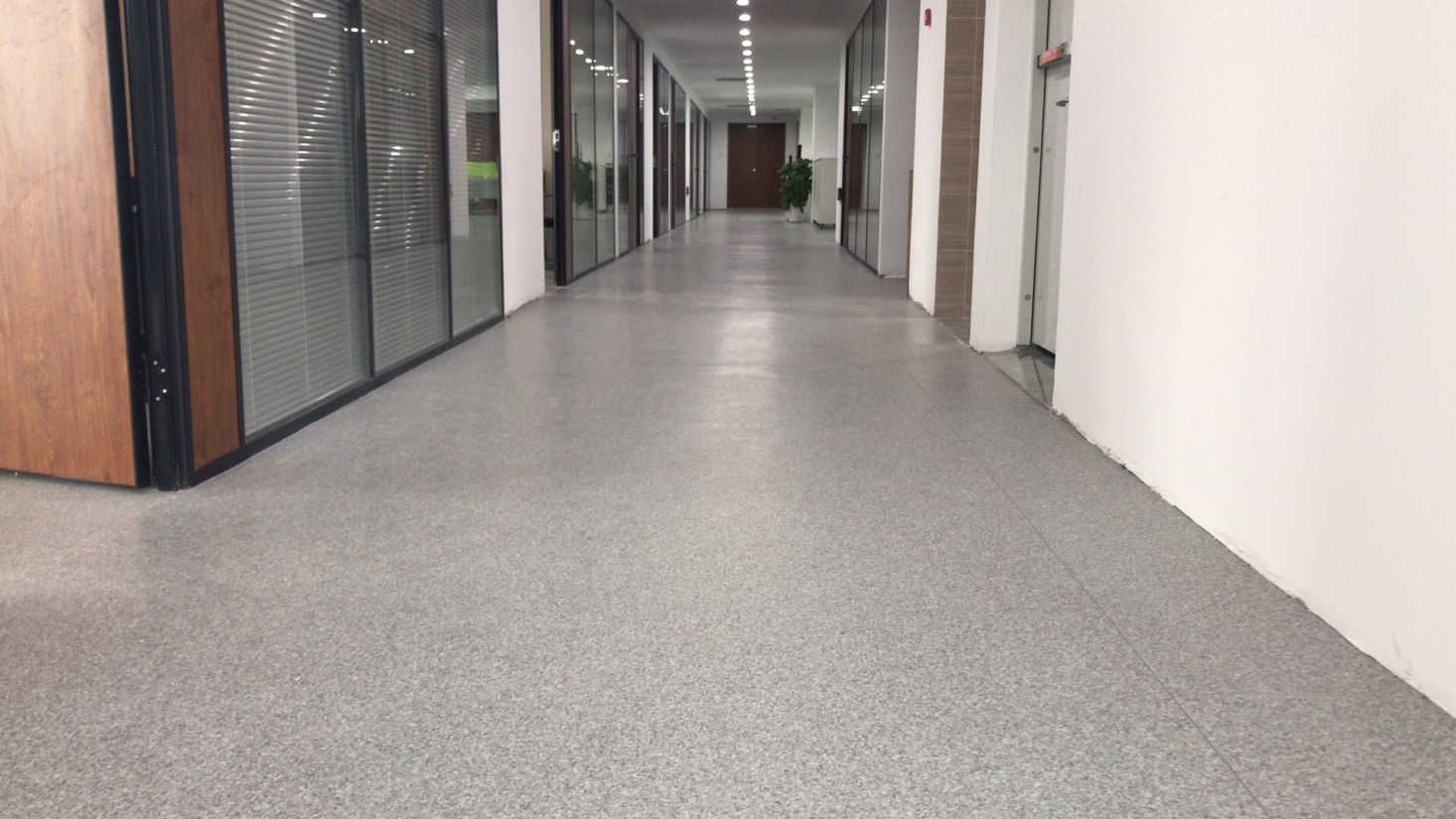 鋪設(shè)PVC地板時用的膠水含甲醛嗎？【騰方PVC地板】