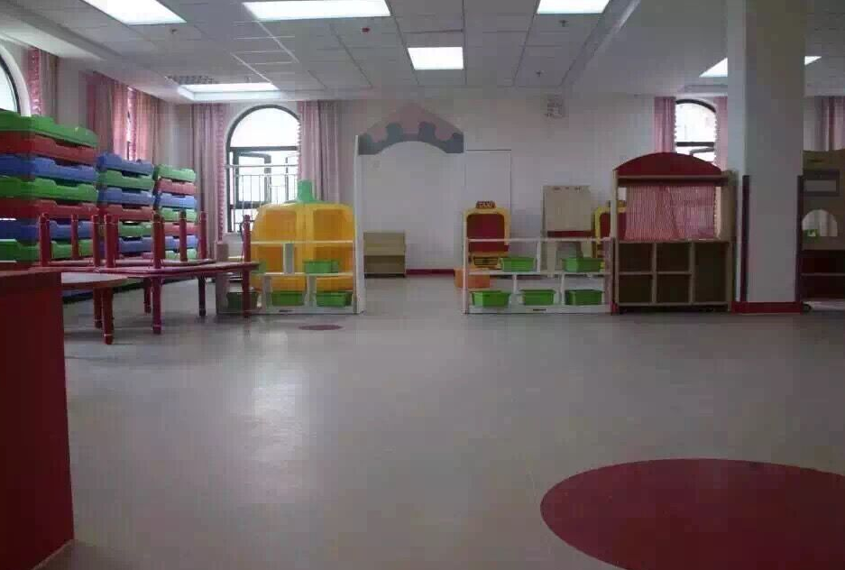 幼兒園地膠墊價格有什么優(yōu)勢？【騰方PVC地板】